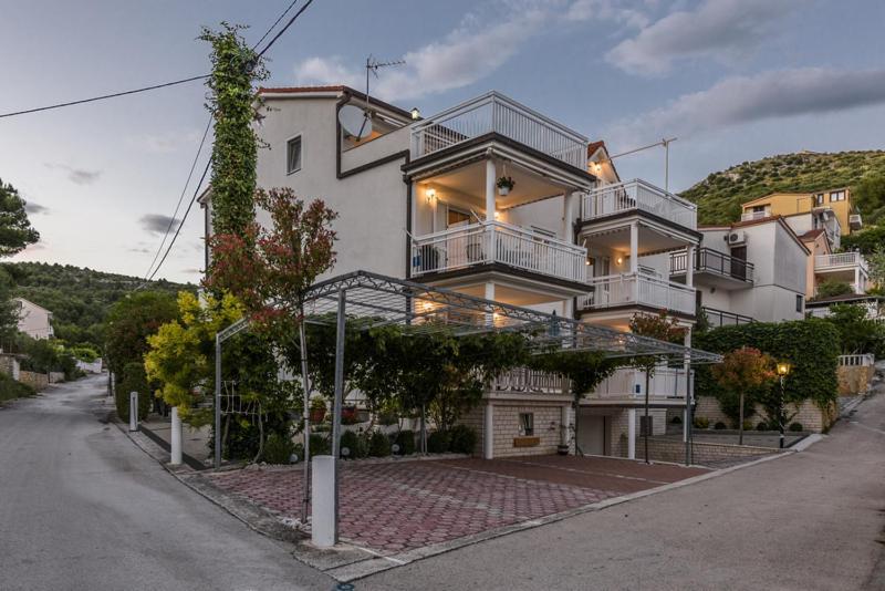 Apartments Luka - Trogir, Marina 150M From The Beach Экстерьер фото